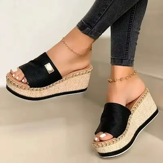 Orthopädische Keilsandalen aus Stroh